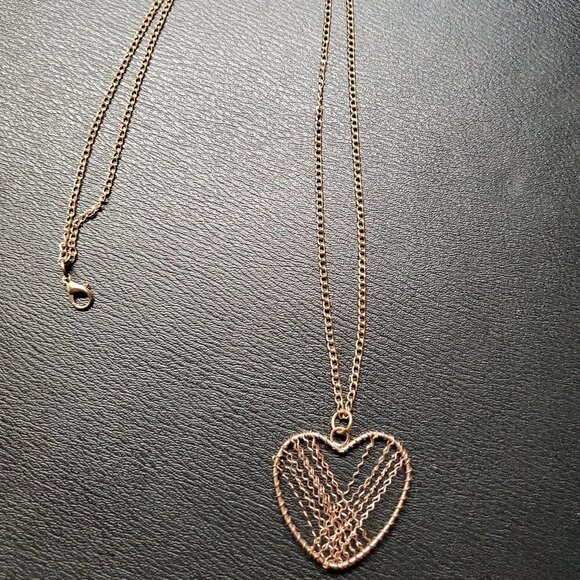 🚨Gold Tone Wired Heart Y2K Necklace - Picture 3 of 3